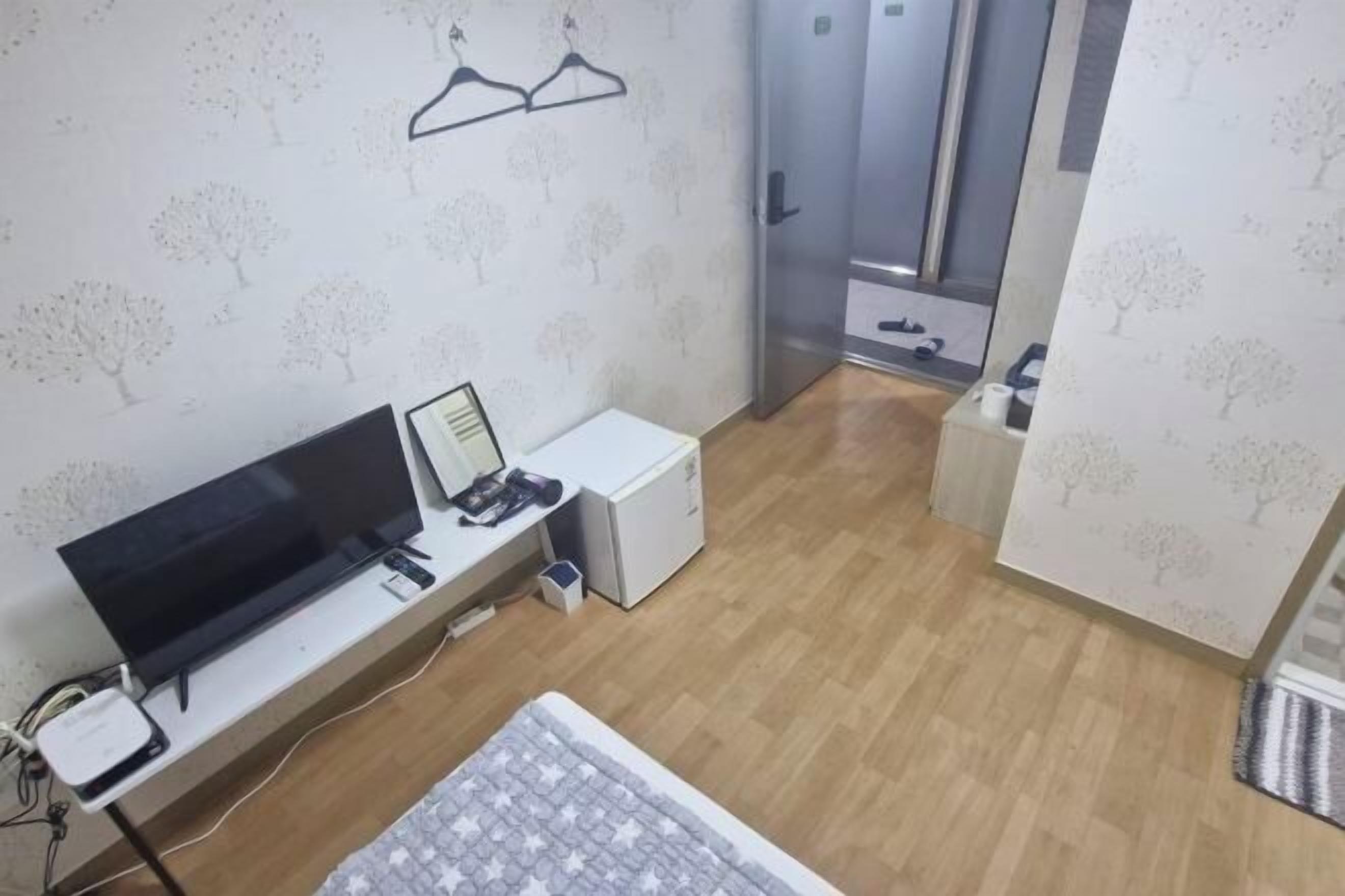 Free WiFi, bed sheets