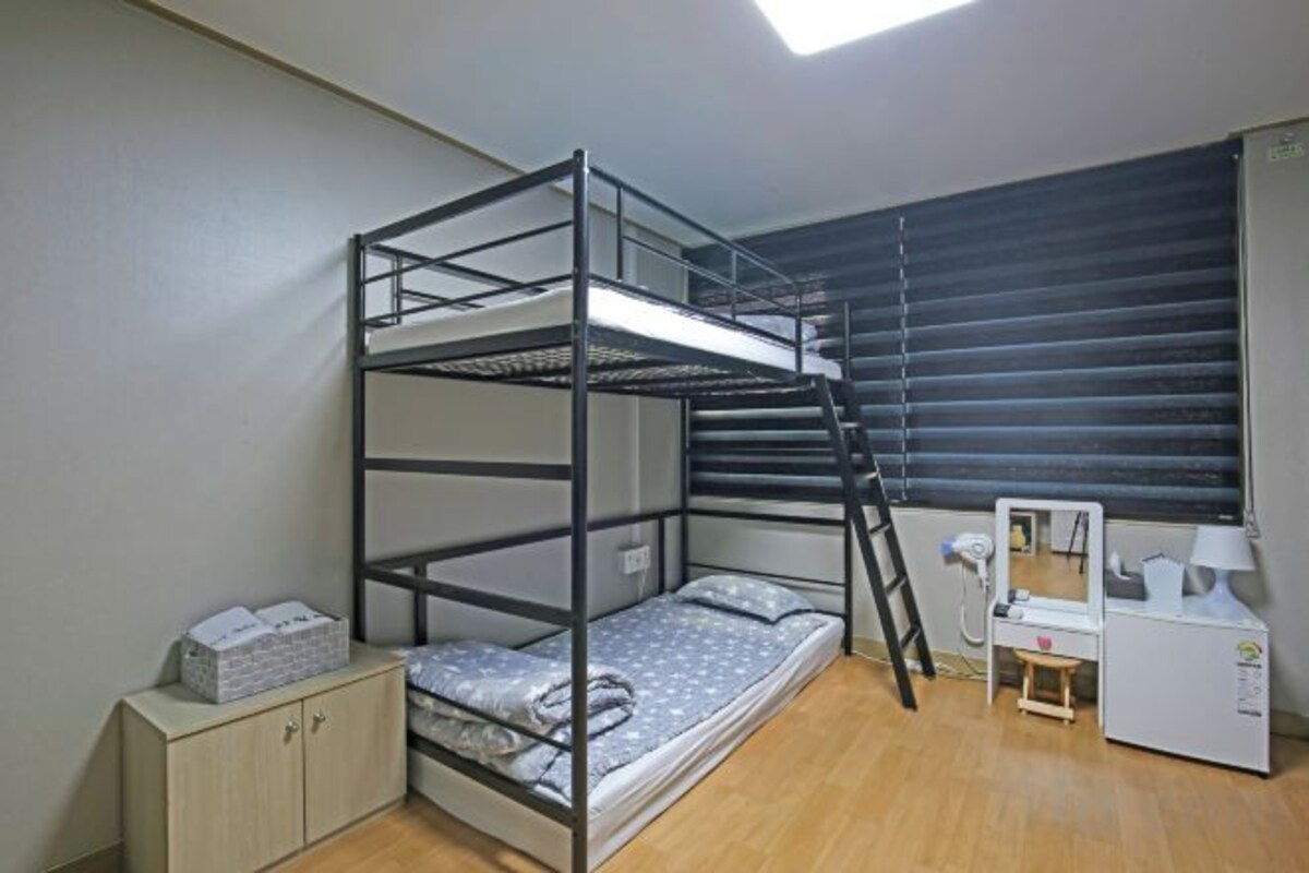 WiFi (free), bed sheets