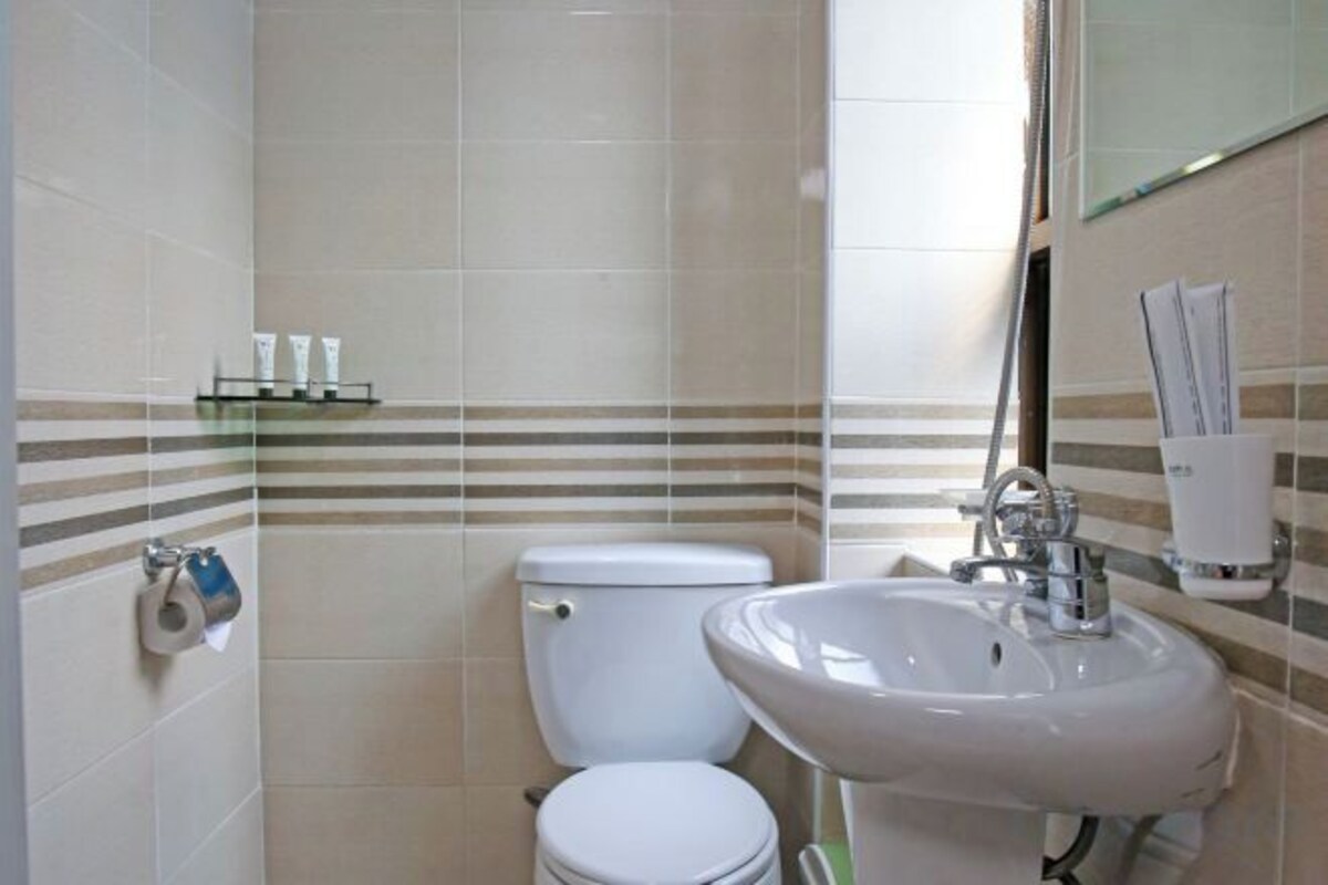 Badezimmer | Dusche, Haartrockner, Handtücher, Seife
