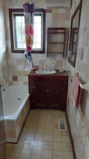 Douche, serviettes fournies, savon, shampoing