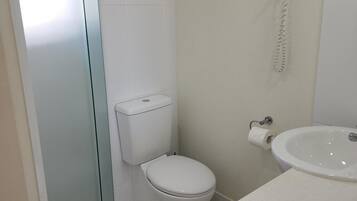 Ducha, secador de pelo, toallas, jabón