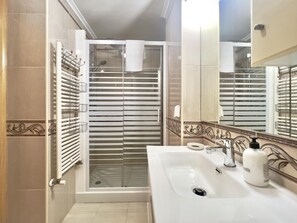 Shower, hair dryer, towels - Housing León- Juan II (León)