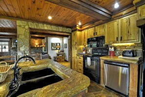Enjoy cooking in this well-equipped kitchen with an oven and dishwasher.