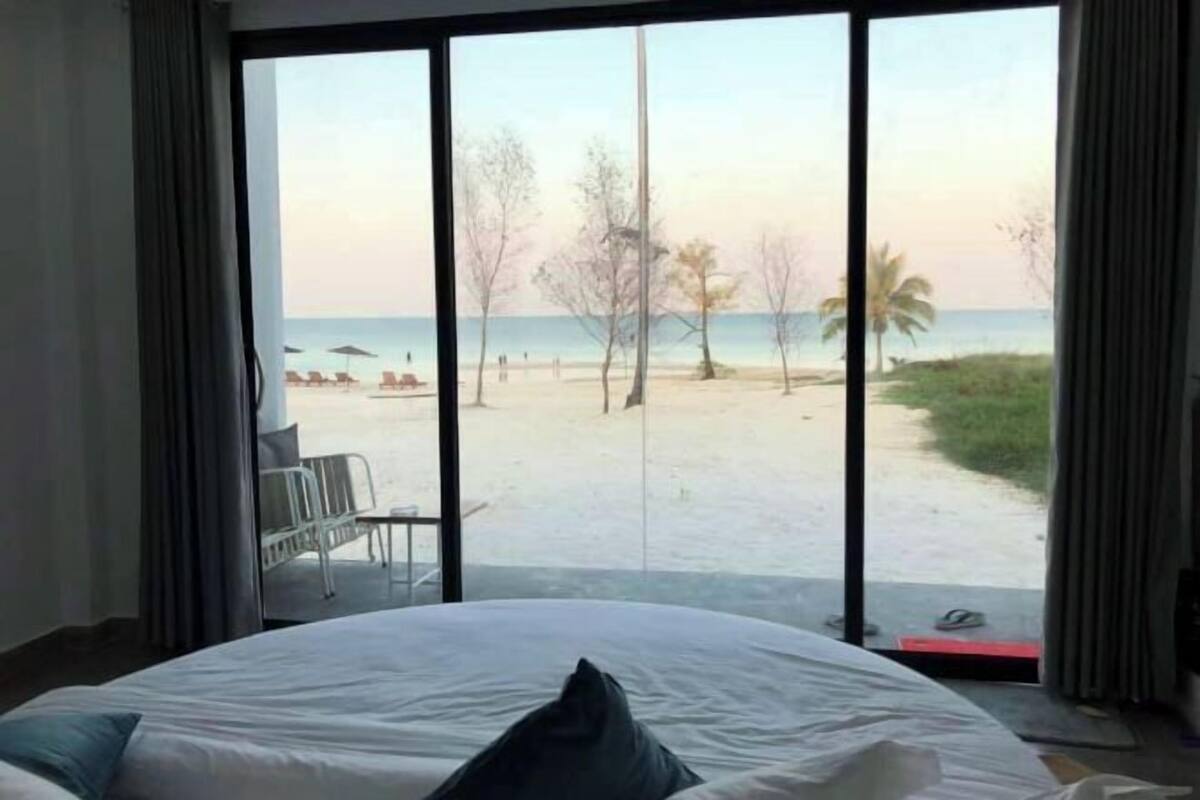 1 bedroom, premium bedding, in-room safe, desk