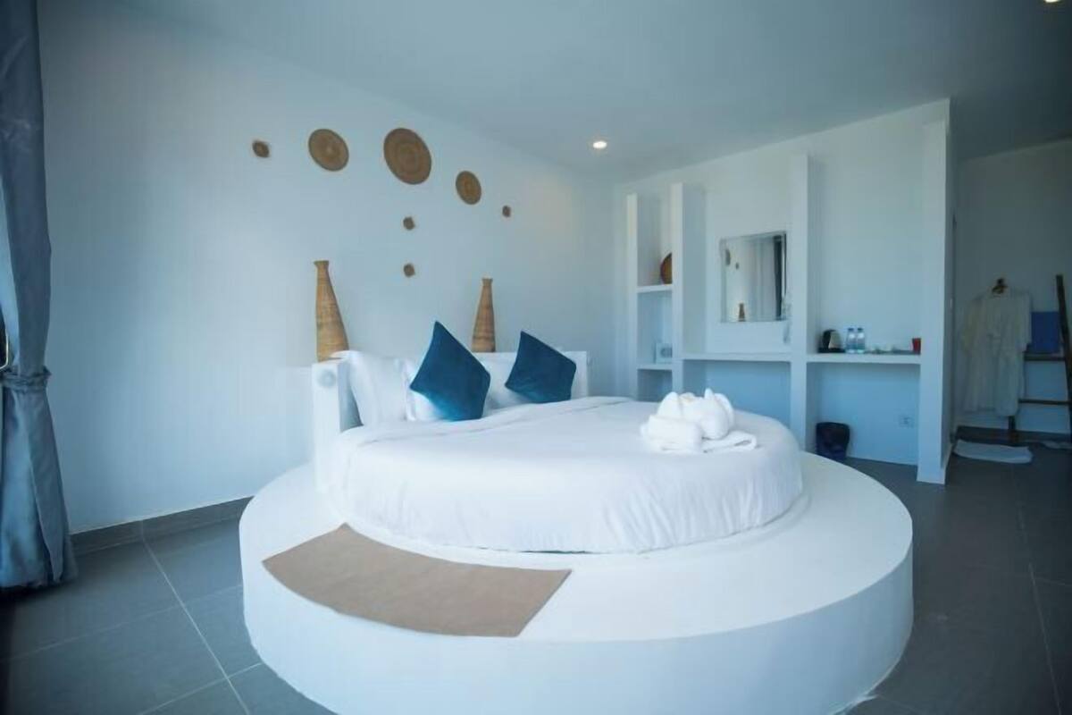 1 bedroom, premium bedding, in-room safe, desk