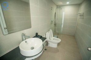 Shower, free toiletries, hair dryer, bathrobes - Luna Resort Koh Rong  (Koh Rong)