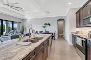 Køleskab, mikrobølgeovn, ovn, kogeplade