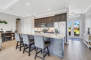 Køleskab, mikrobølgeovn, ovn, kogeplade