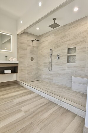 Luxury Studio Suite | Bathroom | Towels - The Suite Life (Rokers Point)