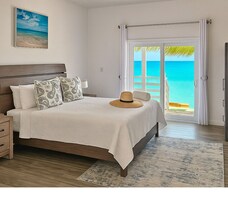 Ropa de cama de alta calidad y caja de seguridad en la habitación 