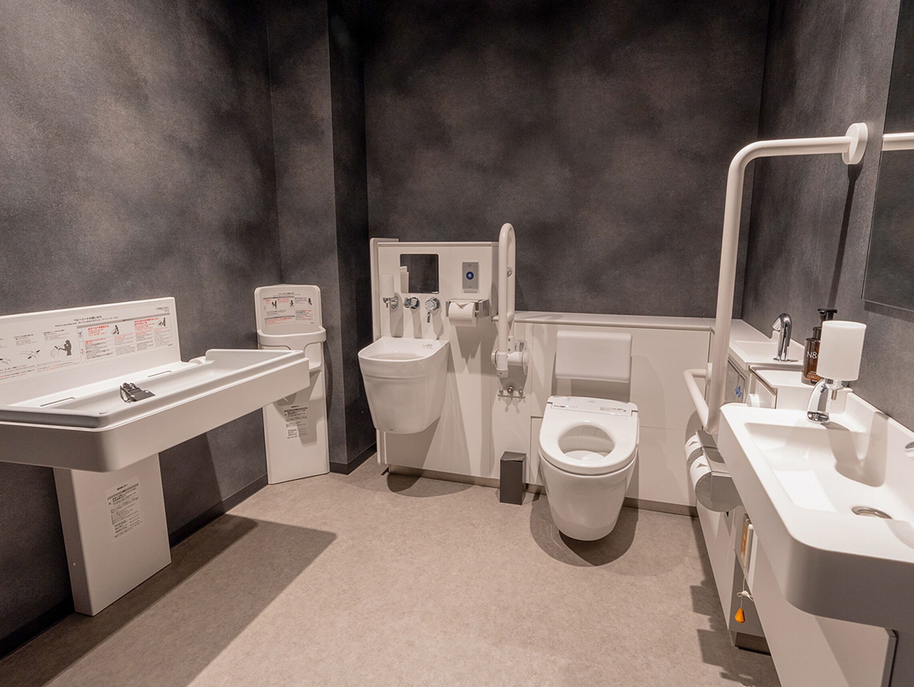 Ein modernes Badezimmer mit Waschbecken, Bidet, Toilette und Spiegel.