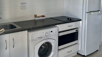 Kühlschrank, Mikrowelle, Ofen, Herdplatte