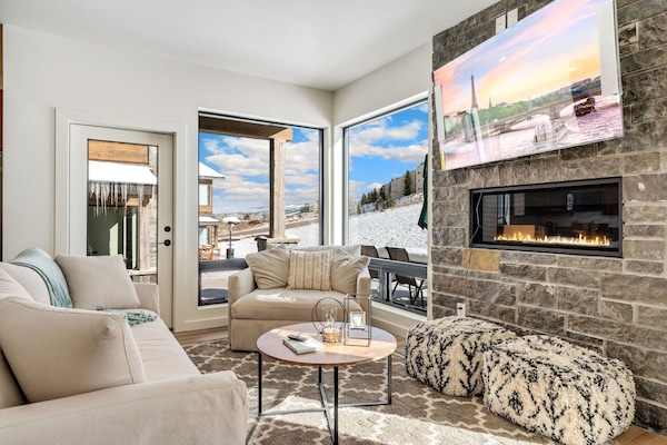 Smart TV, chimenea, tenis de mesa y libros