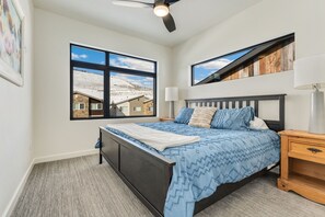 3 soverom, skrivebord, strykejern/-brett og reiseseng for barn