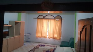 Una habitación con una cama, un escritorio y un armario.