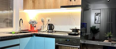 Frigorifero, forno, piano cottura, macchina per tè/caffè