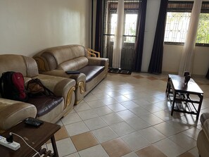 TV - Inviting 3-Bed House in Akright City Jennifers (Akright City)