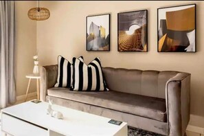 TV - Luxurious 1Bed Studio, self-check in, free parking (Sandton)