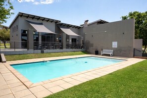 Pool - Luxurious 1Bed Studio, self-check in, free parking (Sandton)