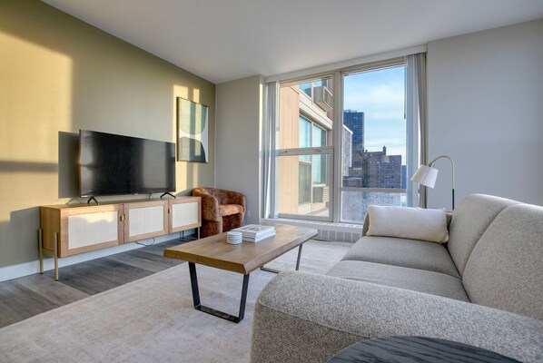 TV, stereo - Stylish Edgewater 1BR w/ Gym, Deck & Lounge, nr L, by Blueground (Chicago)