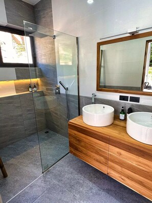 Douche, sèche-cheveux, serviettes fournies, savon