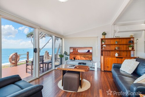 Beachfront Holiday Cottage