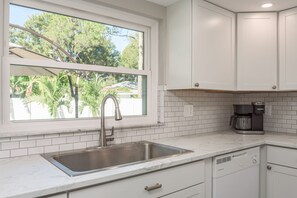 Fridge, microwave, oven, stovetop - Coastal Pool Home minutes to the Beach (Palm Harbor)