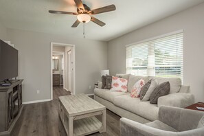 Smart TV, fireplace - Coastal Pool Home minutes to the Beach (Palm Harbor)