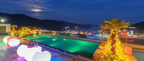 Run Of House | 2 bedrooms, hypo-allergenic bedding, down duvets, blackout curtains