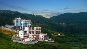 Hotel Friend Standard Room (Non Ocean View) | Hypo-allergenic bedding, down duvets, blackout curtains, soundproofing