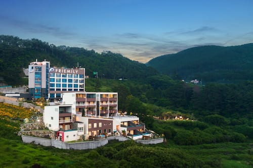 Hotel Friend Standard Room (Non Ocean View) | Hypo-allergenic bedding, down comforters, blackout drapes, soundproofing