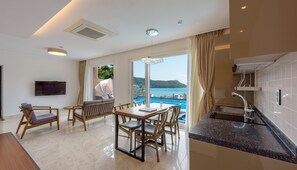 Tủ lạnh, lò vi sóng, ấm điện, ghế cao cho trẻ em 