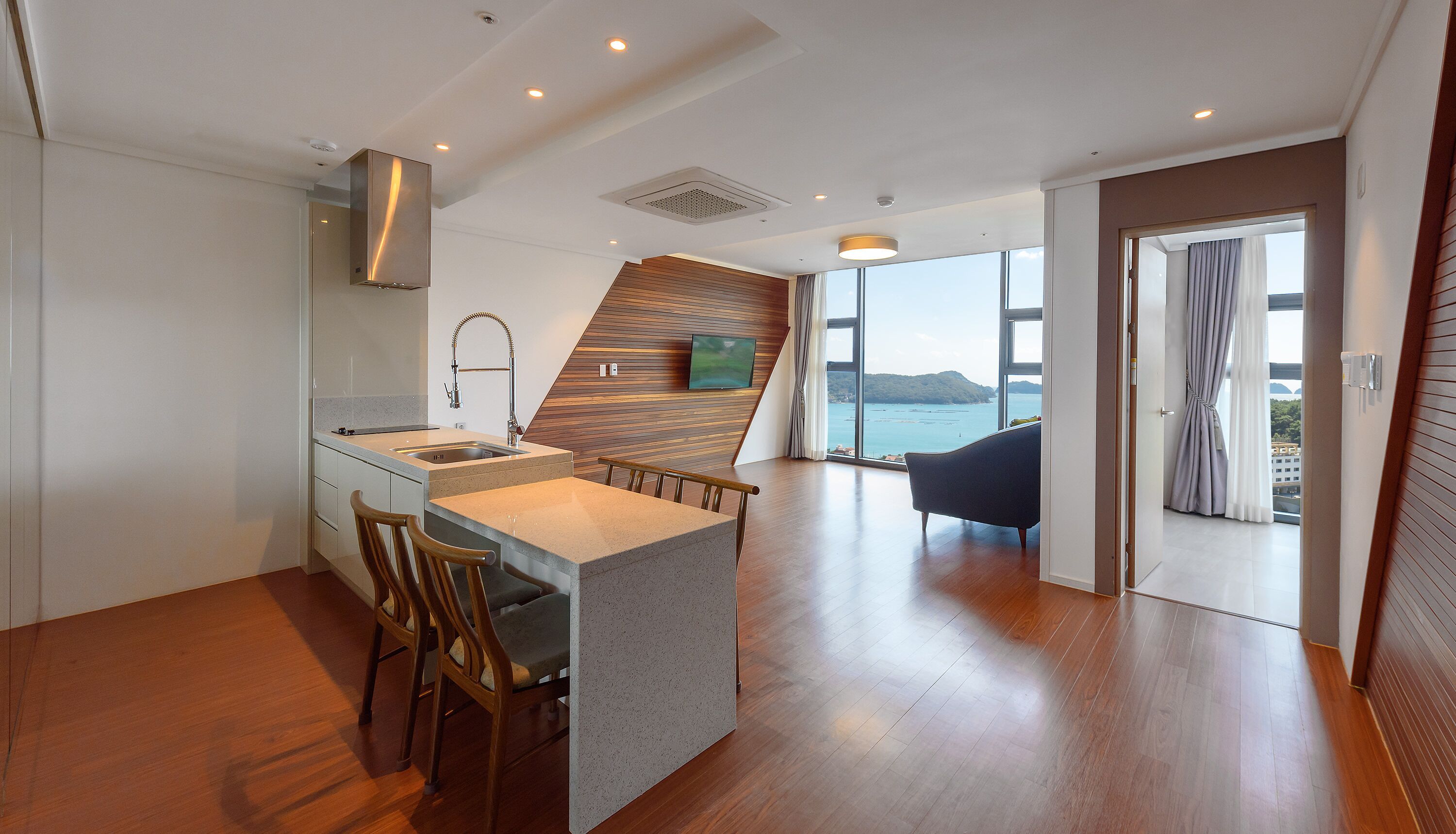 Hotel Friend Suite Room | Private kitchen | Fridge, microwave, electric kettle, high chair