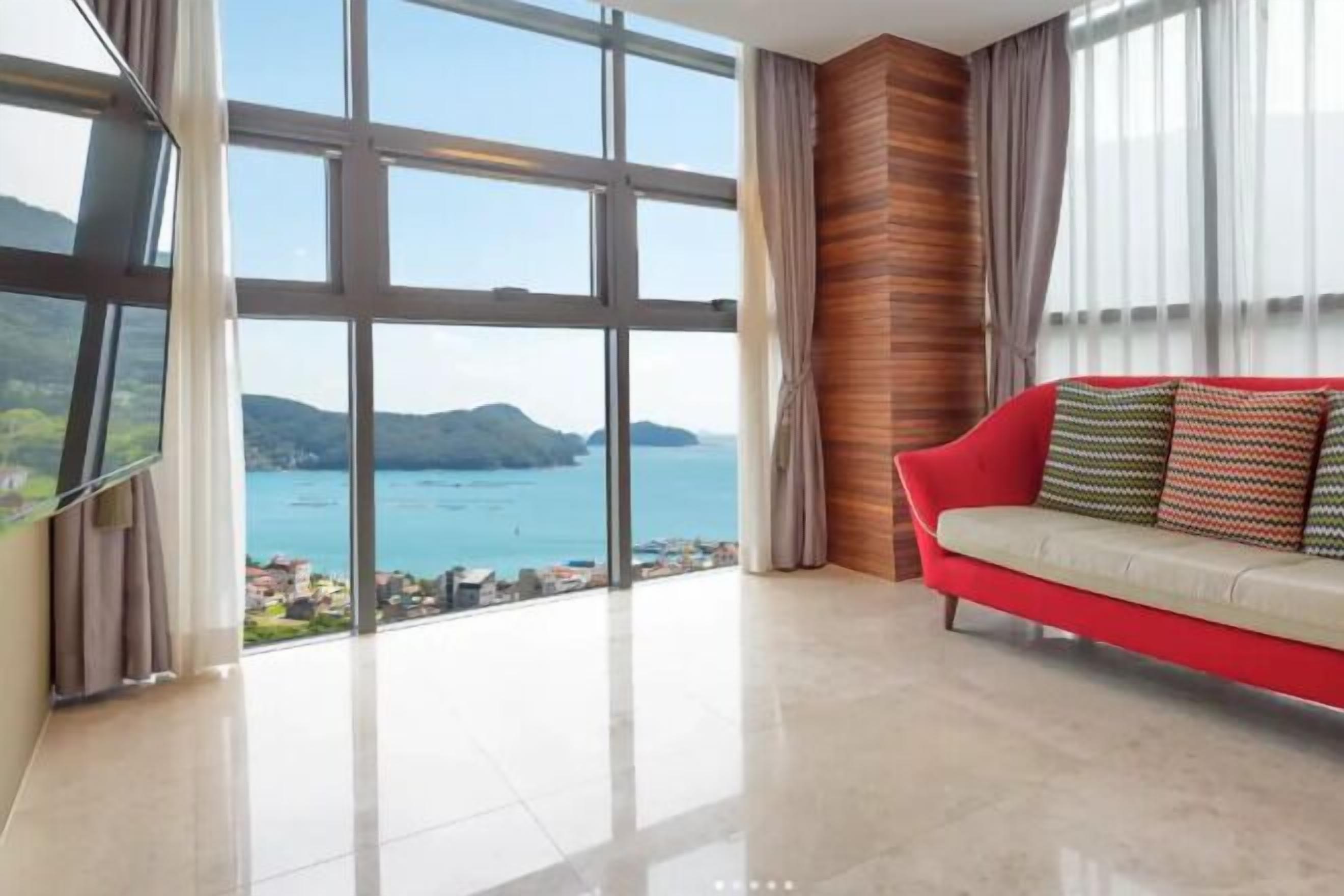 Living area | 40-inch Smart TV with cable channels, Netflix, DVD player