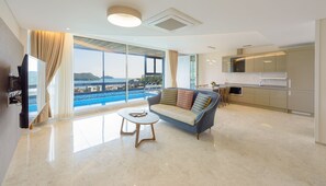 Hypo-allergenic bedding, down comforters, blackout drapes, soundproofing - Friemily Pool Villa & Hotel (Geoje)