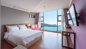 Hotel Friend Family Room | Ropa de cama hipoalergénica, edredones de plumas, cortinas opacas