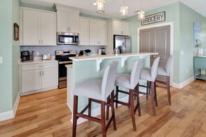 Kjøleskap, mikrobølgeovn, ovn og kokeplater