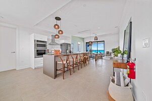 Frigorífico, microondas, horno y lavavajillas