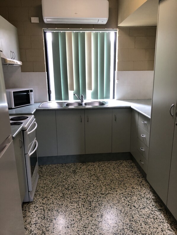 Fridge, microwave, oven, stovetop - Pattison Unit 1 (Emu Park)