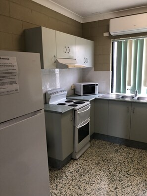 Fridge, microwave, oven, stovetop - Pattison Unit 1 (Emu Park)