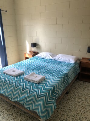 2 bedrooms, iron/ironing board, bed sheets - Pattison Unit 1 (Emu Park)