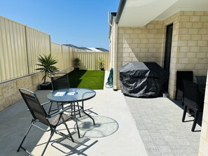 Outdoor dining - Dunsborough, Spacious new 5 bedroom, 3 bathroom home (Dunsborough)