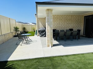 Outdoor dining - Dunsborough, Spacious new 5 bedroom, 3 bathroom home (Dunsborough)