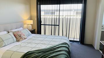 5 bedrooms, iron/ironing board, WiFi, bed sheets