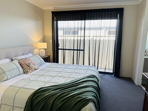 5 bedrooms, iron/ironing board, WiFi, bed sheets - Dunsborough, Spacious new 5 bedroom, 3 bathroom home (Dunsborough)