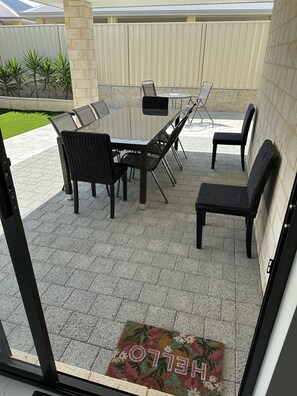 Outdoor dining - Dunsborough, Spacious new 5 bedroom, 3 bathroom home (Dunsborough)