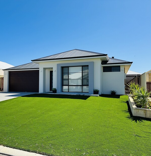 Exterior - Dunsborough, Spacious new 5 bedroom, 3 bathroom home (Dunsborough)