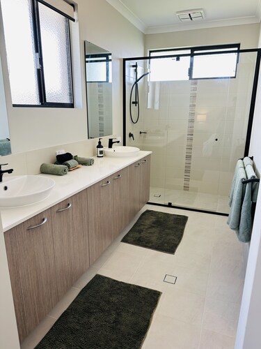 Dunsborough, Spacious new 5 bedroom, 3 bathroom home
