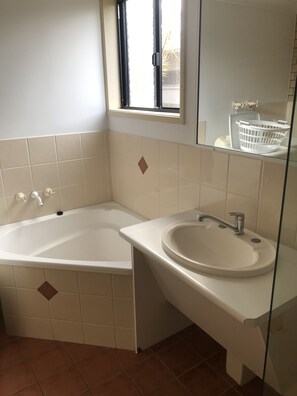 Douche, serviettes fournies, savon, papier toilette