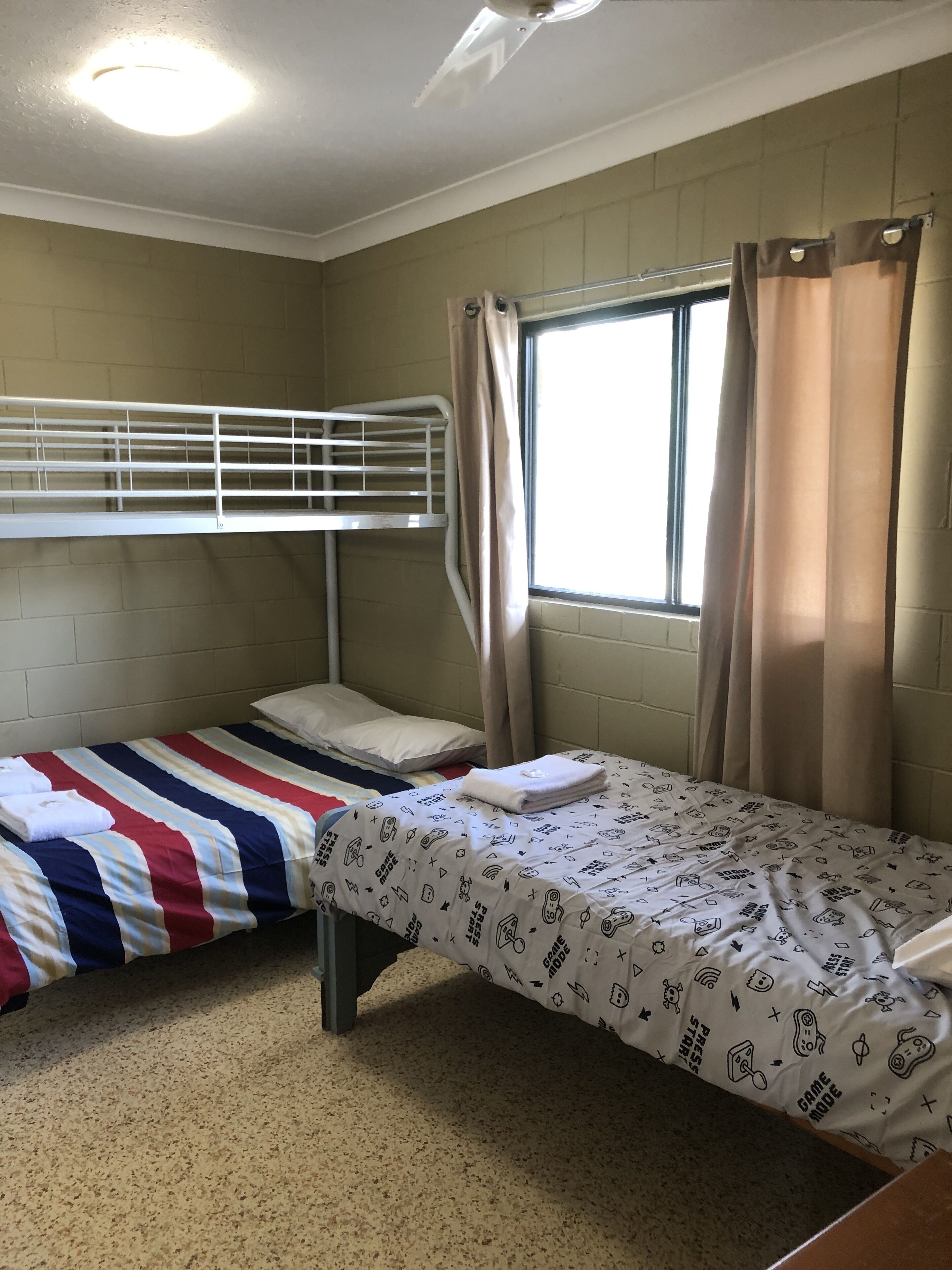 2 bedrooms, iron/ironing board, bed sheets